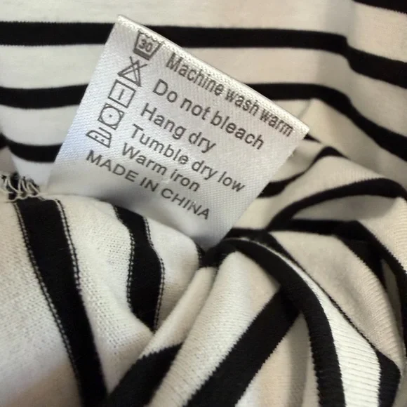 Black & White Striped V-Neck Tee – Size 2XL - Picture 8 of 9